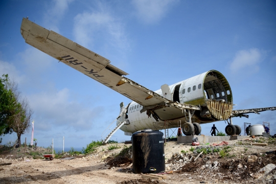 Penampakan Bangkai Pesawat 'Parkir' di Ujung Tebing Bali