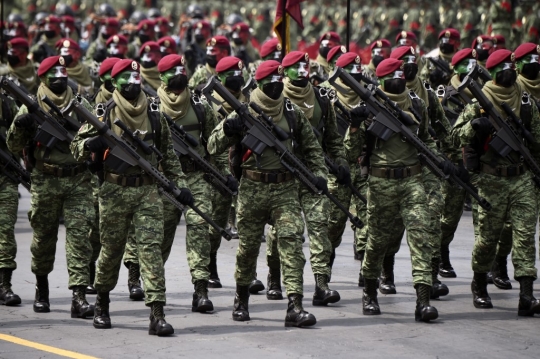 Parade Militer Peringati 211 Tahun Kemerdekaan Meksiko