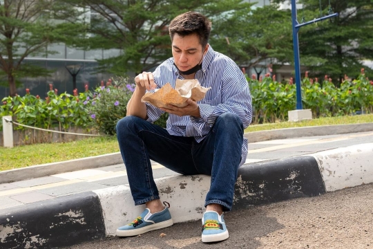 Potret Sederhana Baim Wong Makan Lesehan di Pinggir Jalan, Outfitnya Curi Perhatian