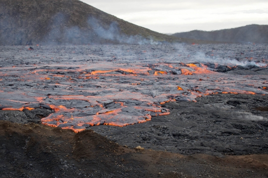 Melihat Lebih Dekat Aliran Lava Gunung Fagradalsfjall di Islandia