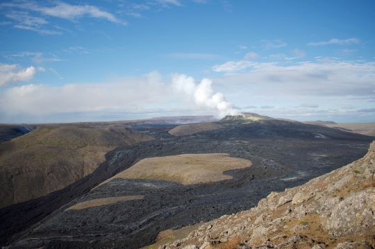 Melihat Lebih Dekat Aliran Lava Gunung Fagradalsfjall di Islandia