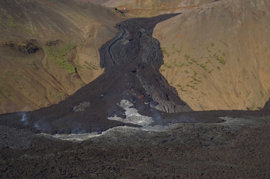 Melihat Lebih Dekat Aliran Lava Gunung Fagradalsfjall di Islandia