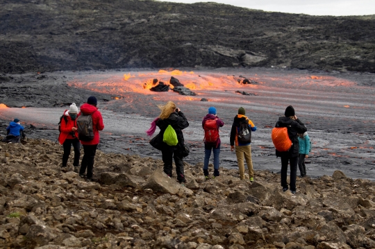 Melihat Lebih Dekat Aliran Lava Gunung Fagradalsfjall di Islandia