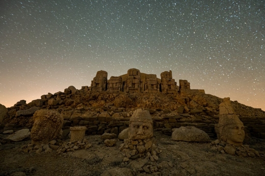 Indahnya Situs Arkeologi Gunung Nemrut di Turki