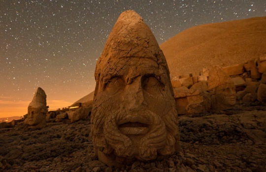 Indahnya Situs Arkeologi Gunung Nemrut di Turki