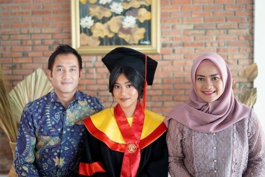 Potret Kompak Ikke Nurjanah & Aldi Bragi di Momen Wisuda Anak, Raih Predikat Cumlaude