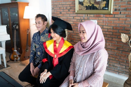 Potret Kompak Ikke Nurjanah & Aldi Bragi di Momen Wisuda Anak, Raih Predikat Cumlaude