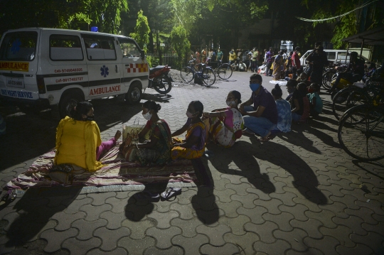 Perjuangan Warga India Bermalam di Depan RS Demi Vaksin Covid-19