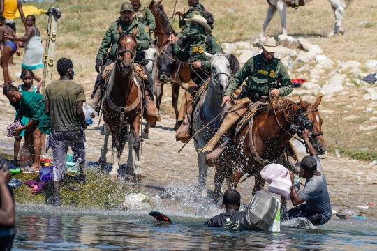 Aksi Petugas Berkuda AS Usir Imigran Haiti di Perbatasan