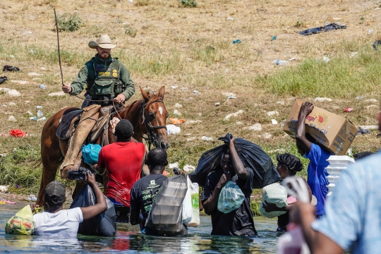 Aksi Petugas Berkuda AS Usir Imigran Haiti di Perbatasan