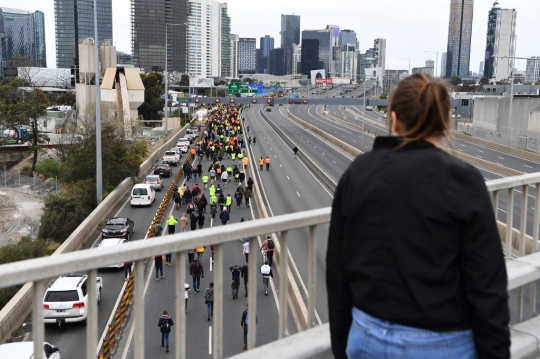 Ratusan Demonstran Protes Aturan Pencegahan Covid-19 di Melbourne