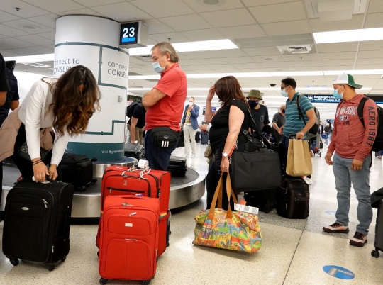 Suasana Bandara Internasional Miami Usai Pelonggaran Pembatasan