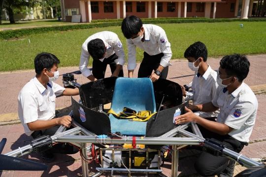 Mahasiswa Kamboja Ciptakan Drone Berawak untuk Hindari Macet