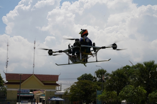 Mahasiswa Kamboja Ciptakan Drone Berawak untuk Hindari Macet
