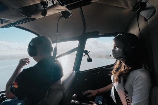 5 Potret Romantis Azriel Hermansyah Beri Kejutan Buat Sarah Menzel dari Helikopter