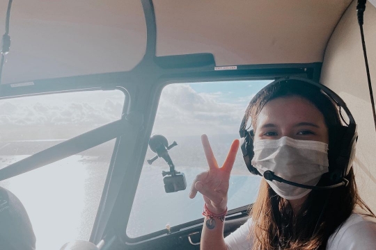 5 Potret Romantis Azriel Hermansyah Beri Kejutan Buat Sarah Menzel dari Helikopter