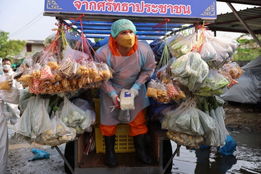 Aksi Biksu Thailand Bagikan Bahan Pangan untuk Warga Terdampak Covid-19