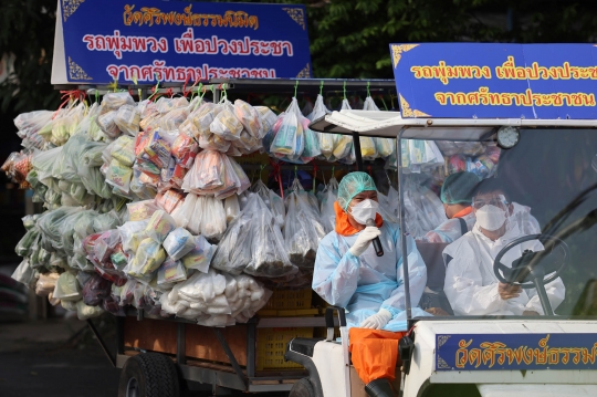 Aksi Biksu Thailand Bagikan Bahan Pangan untuk Warga Terdampak Covid-19