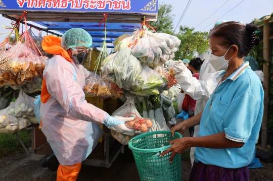 Aksi Biksu Thailand Bagikan Bahan Pangan untuk Warga Terdampak Covid-19