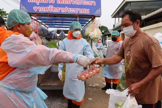 Aksi Biksu Thailand Bagikan Bahan Pangan untuk Warga Terdampak Covid-19