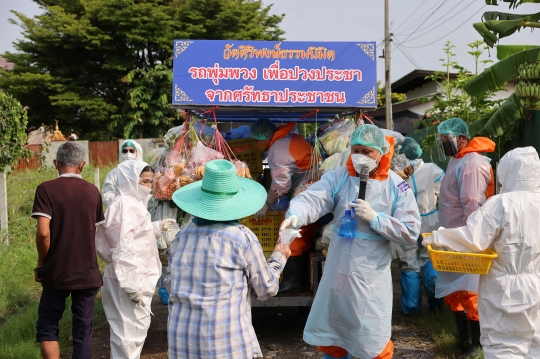 Aksi Biksu Thailand Bagikan Bahan Pangan untuk Warga Terdampak Covid-19