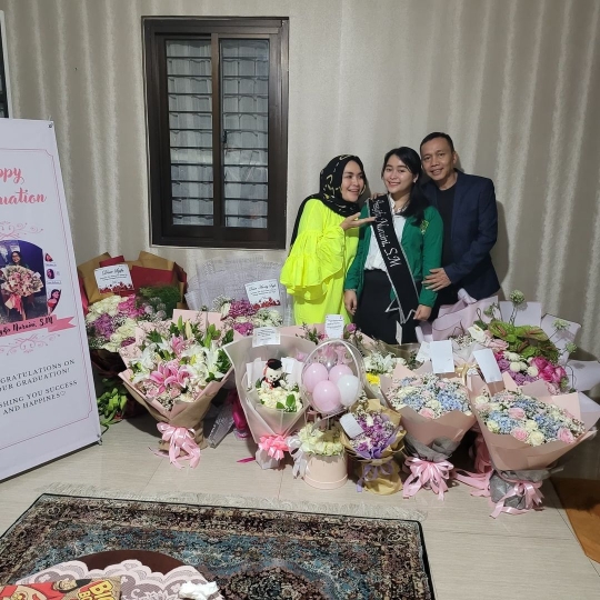 5 Momen Kelulusan Syifa Adik Ayu Ting Ting Jadi Sarjana, Dapat Hadiah Mobil Mewah