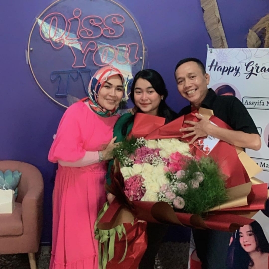 5 Momen Kelulusan Syifa Adik Ayu Ting Ting Jadi Sarjana, Dapat Hadiah Mobil Mewah