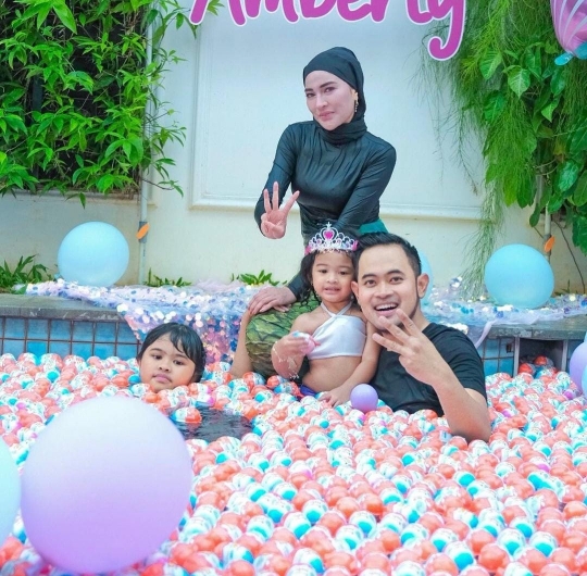 5 Potret Perayaan Ultah Anak Crazy Rich Malang, Ada 'Kinderjoy Pool Party'
