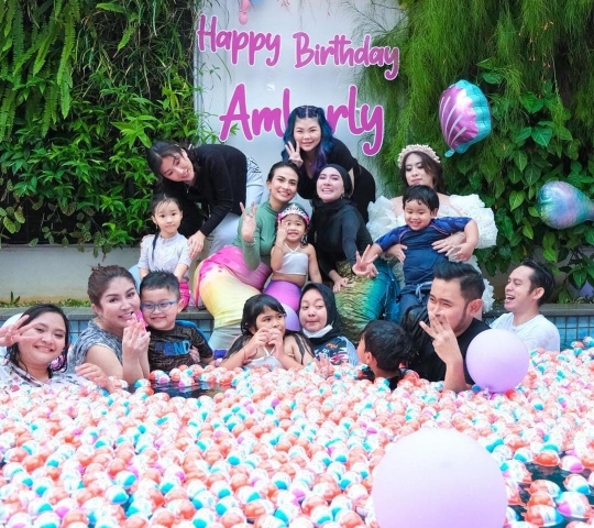 5 Potret Perayaan Ultah Anak Crazy Rich Malang, Ada 'Kinderjoy Pool Party'