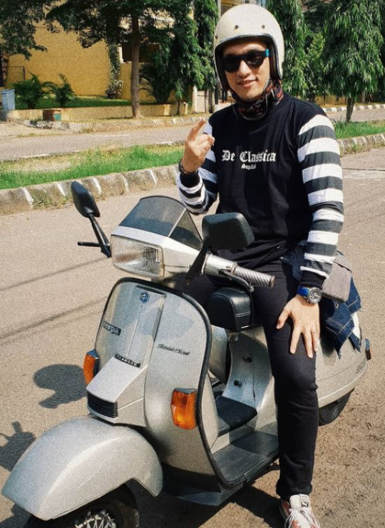 Potret Giovanni Tobing Sinetron 'Naluri Hati' saat Naik Vespa, Disebut Ganteng Bikin