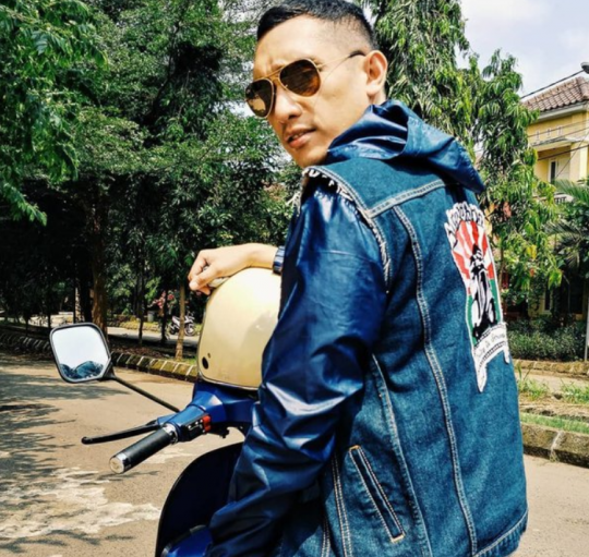 Potret Giovanni Tobing Sinetron 'Naluri Hati' saat Naik Vespa, Disebut Ganteng Bikin