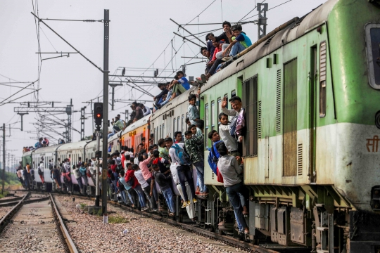Ratusan Warga India Berdesakan Naik Kereta di Tengah Pandemi