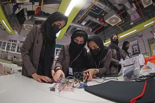 Potret Tim Robotika Perempuan Afghanistan Lanjutkan Pendidikan di Qatar