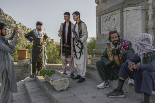 Gaya Tentara Taliban Saat Jalan-Jalan di Kebun Binatang Kabul