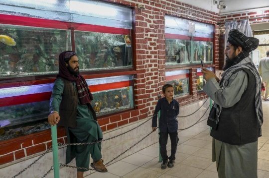 Gaya Tentara Taliban Saat Jalan-Jalan di Kebun Binatang Kabul