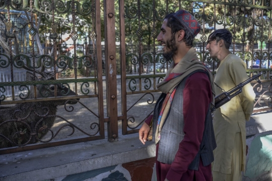 Gaya Tentara Taliban Saat Jalan-Jalan di Kebun Binatang Kabul