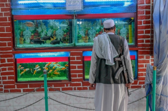 Gaya Tentara Taliban Saat Jalan-Jalan di Kebun Binatang Kabul