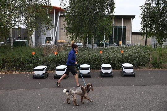 Sibuknya Robot Pengantar Belanjaan di Inggris Selama Pandemi