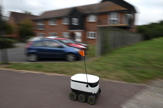 Sibuknya Robot Pengantar Belanjaan di Inggris Selama Pandemi