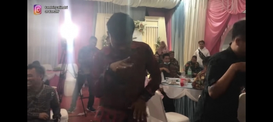 Tantri Kotak Nyanyi Dangdut di Hajatan, Para Undangan Bergoyang