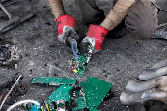 Menengok Warga Palestina Olah Sampah Elektronik untuk Hentikan Kerusakan Lingkungan