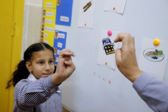 Semangat Anak-Anak Tuli Palestina Belajar Bahasa Isyarat