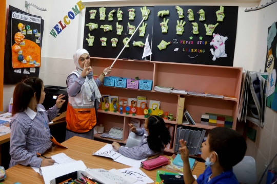 Semangat Anak-Anak Tuli Palestina Belajar Bahasa Isyarat