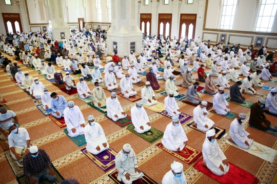 Suasana Salat Jumat Pertama Kali Sejak Pandemi di Oman