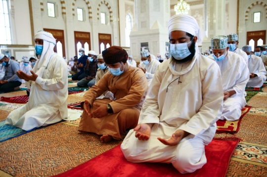 Suasana Salat Jumat Pertama Kali Sejak Pandemi di Oman