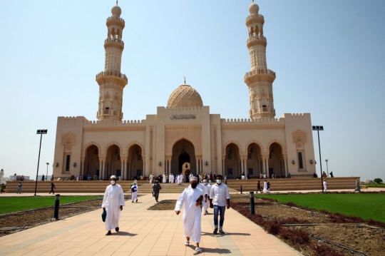 Suasana Salat Jumat Pertama Kali Sejak Pandemi di Oman