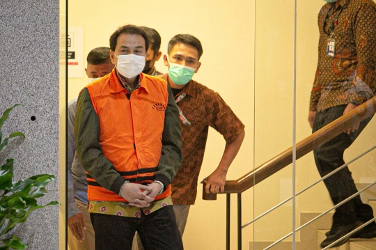 Ekspresi Wakil Ketua DPR Azis Syamsuddin Saat Ditahan Terkait Suap Penyidik KPK
