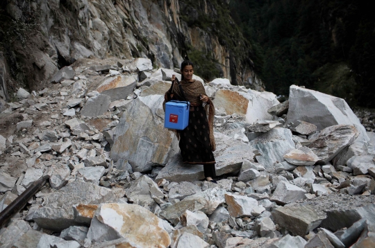 Berjuang Naik Turun Gunung Demi Vaksinasi Warga di Desa Terpencil