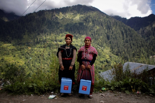 Berjuang Naik Turun Gunung Demi Vaksinasi Warga di Desa Terpencil