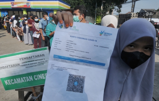 Antrean Warga Ikuti Gebyar Vaksinasi Covid-19 di Depok